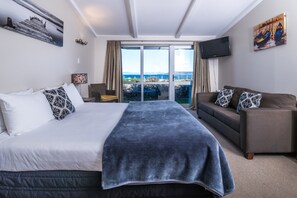 Tabla de planchar con plancha, wifi gratis y ropa de cama 