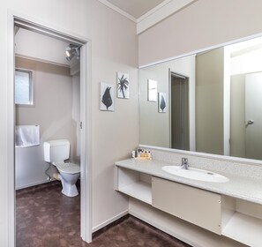 Free toiletries, hair dryer, towels, soap - Twin Peaks Lakeside Inn (Taupo)