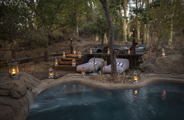 Outdoor pool, sun loungers - Pondoro Game Lodge - Open to Kruger Park (Hoedspruit)