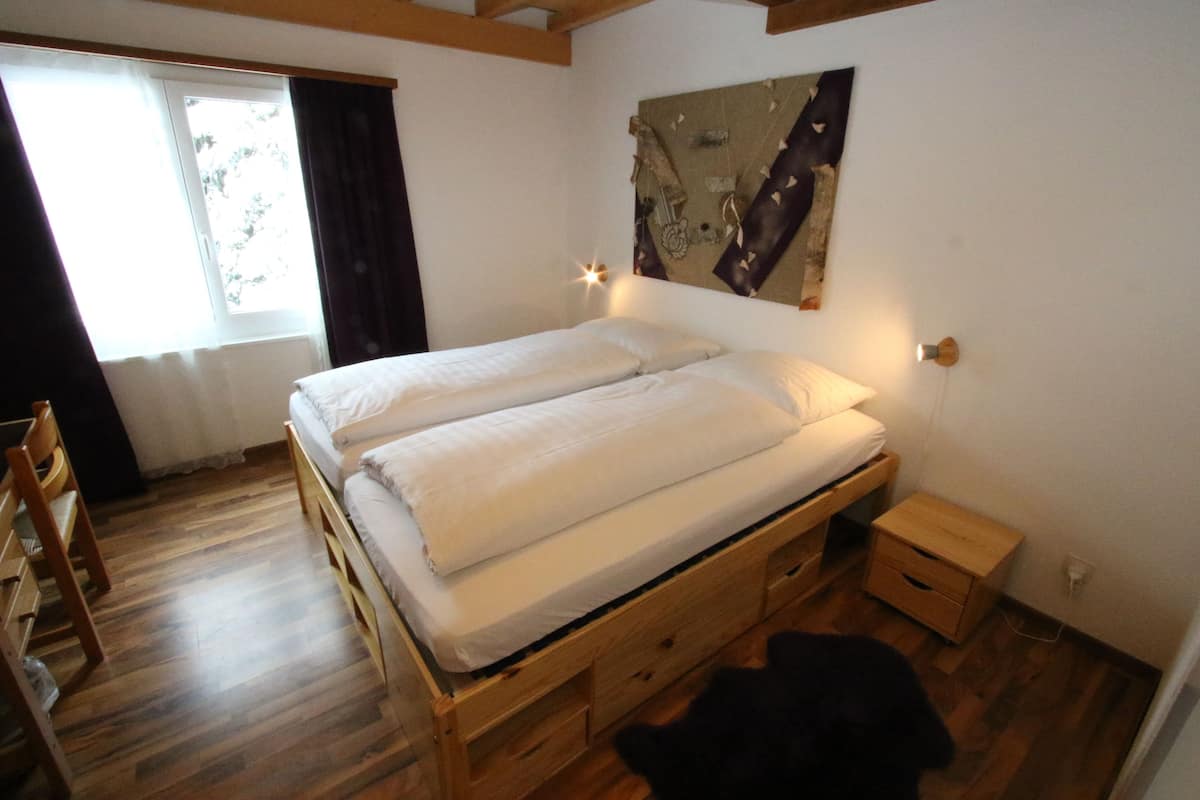 Sängtillbehör av högsta kvalitet, bäddmadrasser och skrivbord