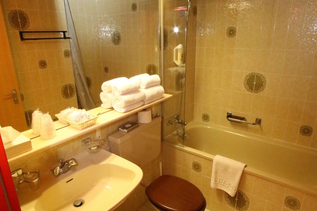 standard room for 5 people | bathroom | bathtub, free toiletries, hair dryer, towels