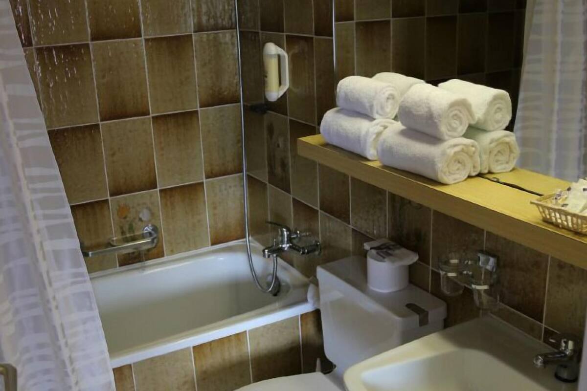 family room | bathroom | bathtub, free toiletries, hair dryer, towels