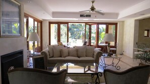 TV - Victoria's at Wategos (Byron Bay)