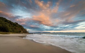 Beach nearby - Victoria's at Wategos (Byron Bay)