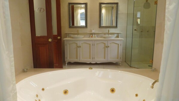 Bathroom - Victoria's at Wategos (Byron Bay)