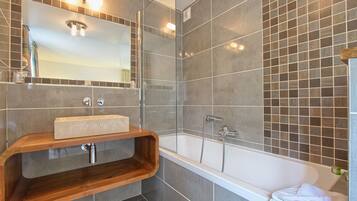 Superior Double Room | Bathroom