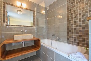 Habitación doble superior | Baño | Amenidades de baño gratuitas, secadora de cabello, toallas, jabón 
