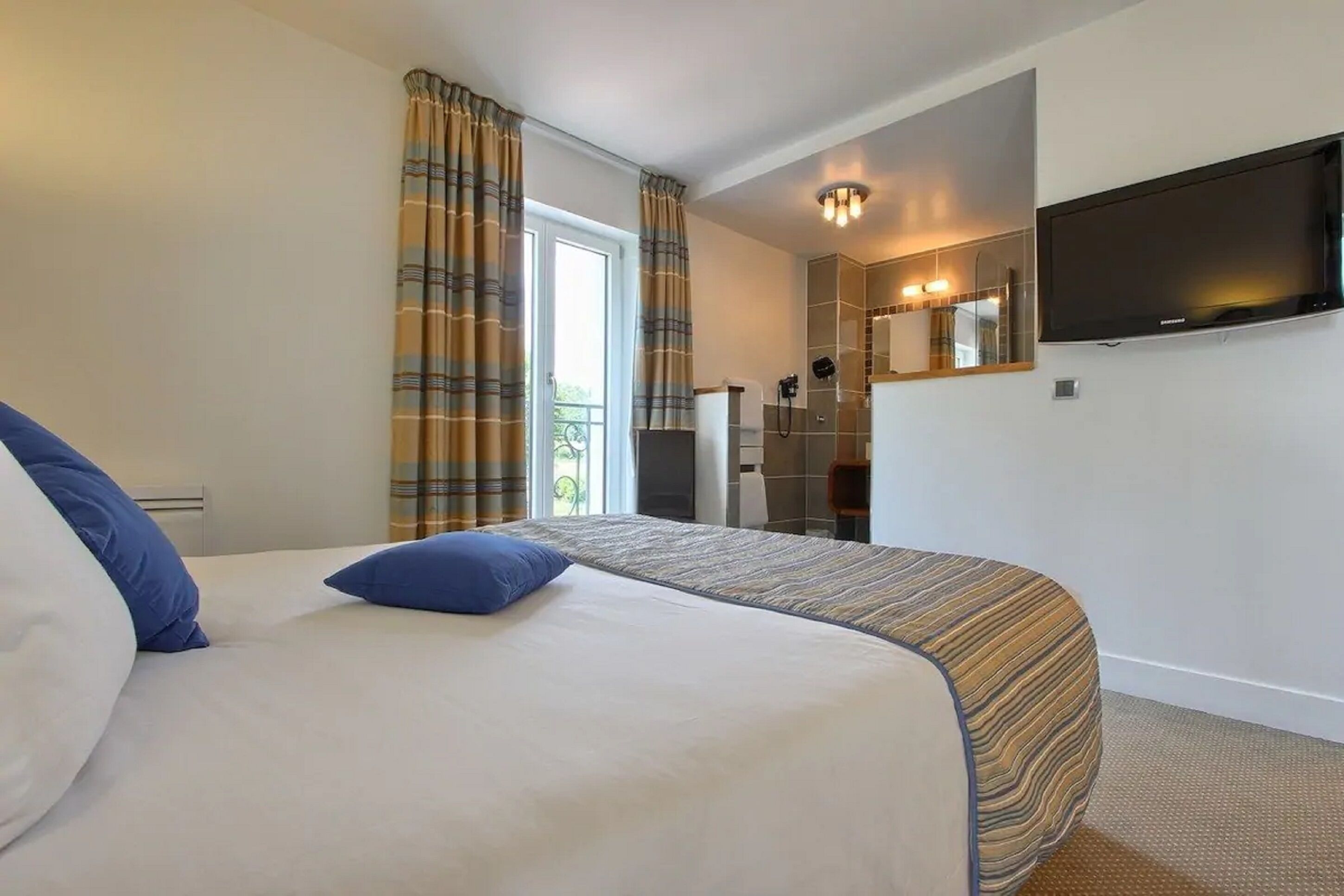 superior double room | bathroom | free toiletries, towels