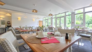 Daily continental breakfast (EUR 15 per person)