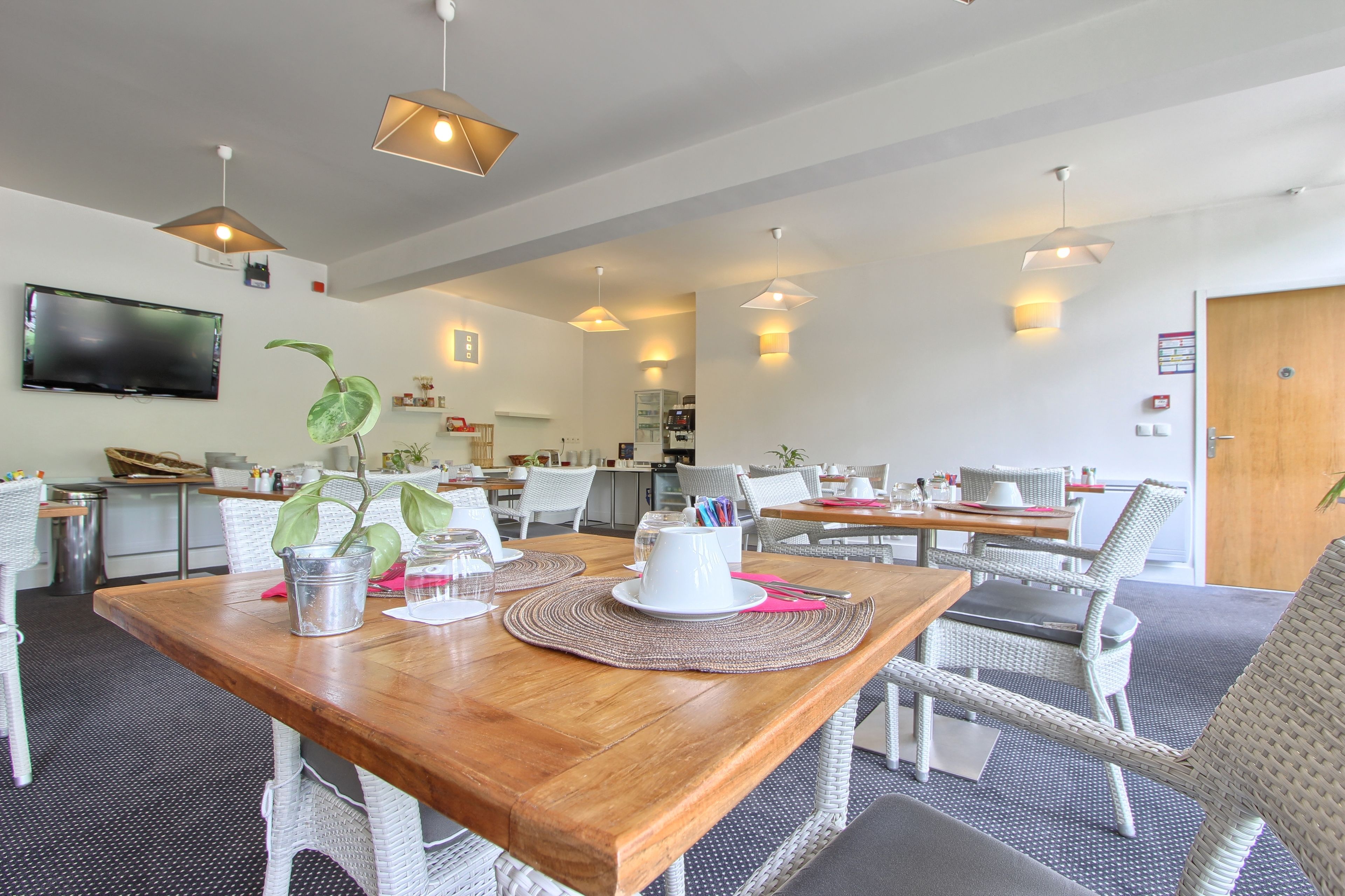 daily continental breakfast (eur 15 per person)