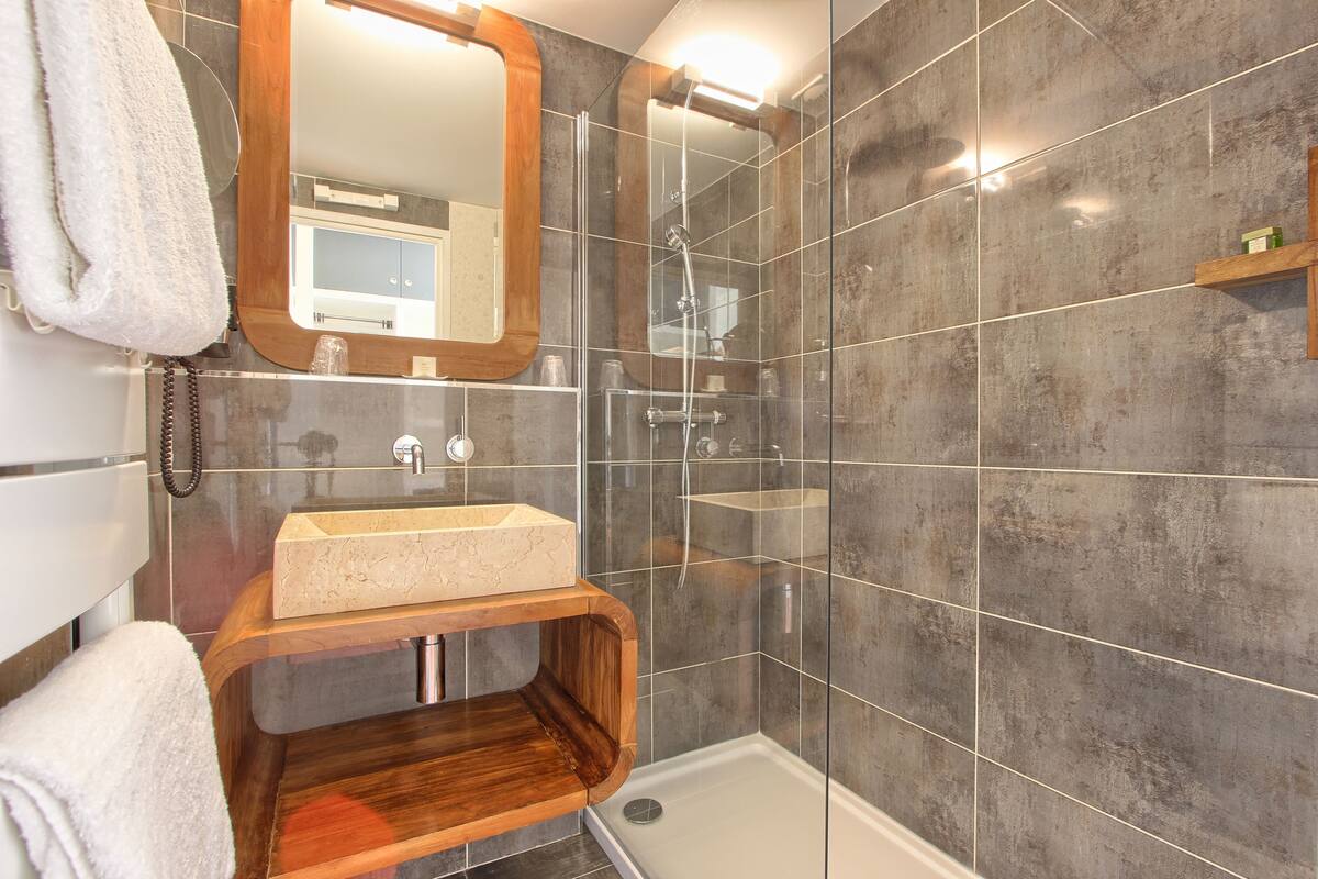 standard double room | bathroom amenities | free toiletries, towels
