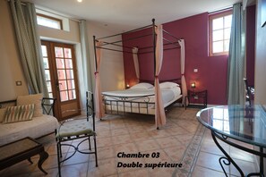Kamar Double Superior | Seprai premium, didekorasi berbeda-beda, dan meja kerja