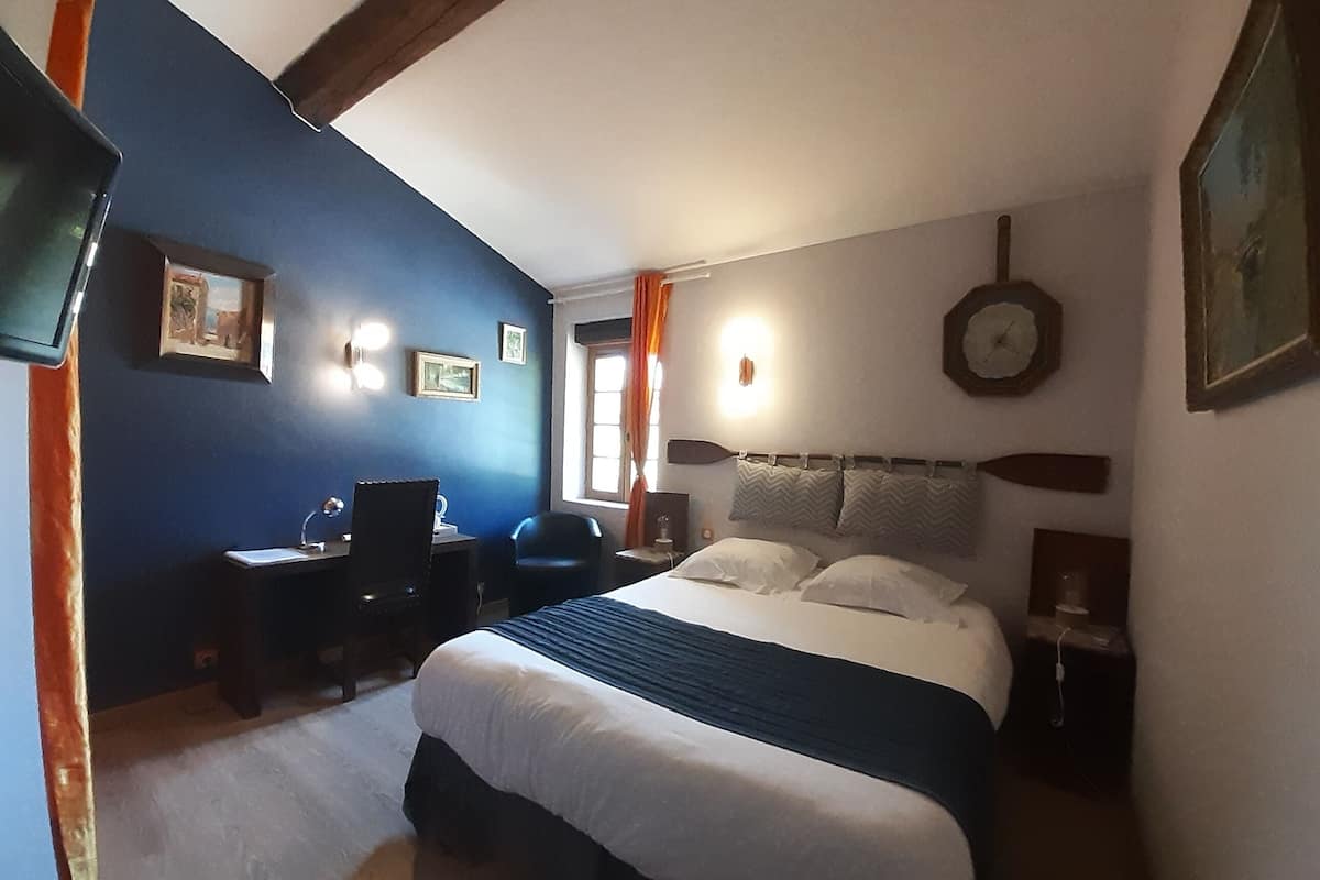 family room | 1 bedroom, premium bedding, individually decorated, desk