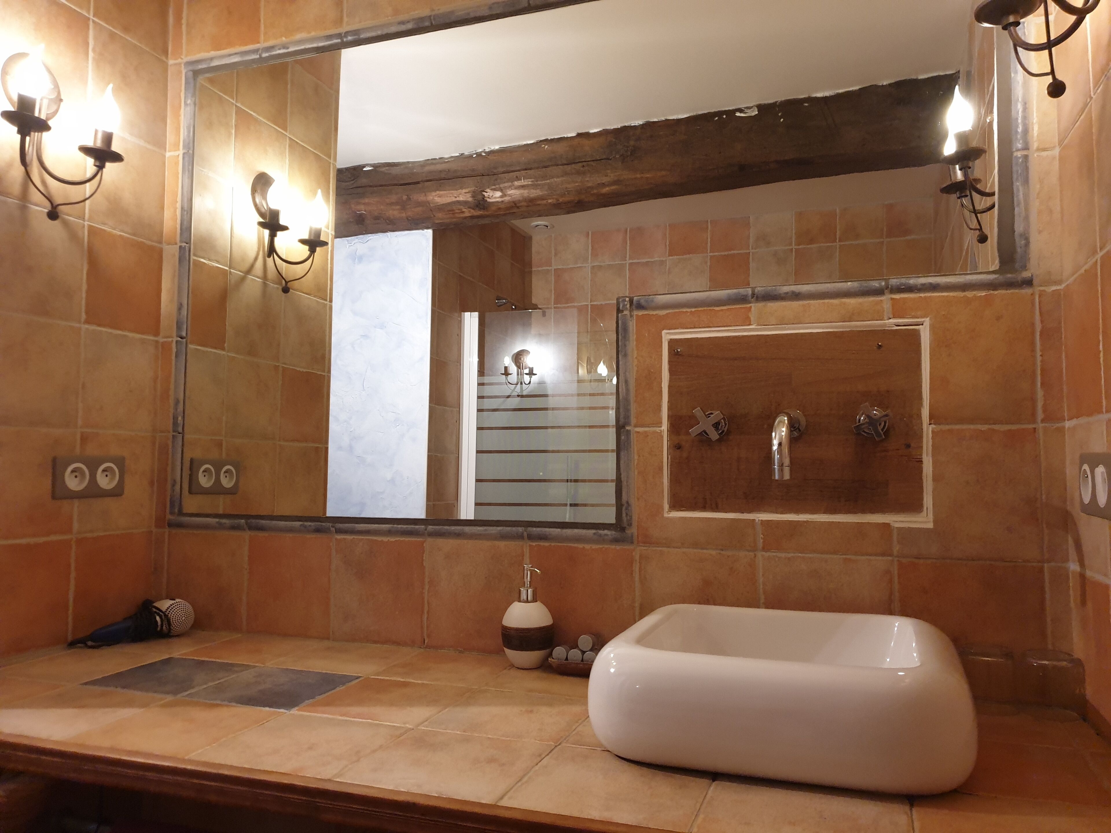 classic double room | bathroom | free toiletries, hair dryer, towels