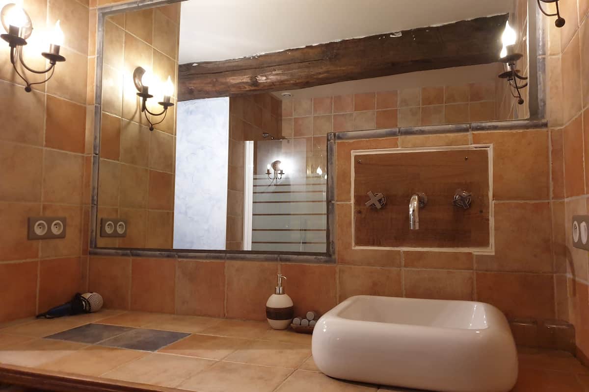 classic double room | bathroom | free toiletries, hair dryer, towels