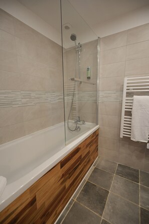Habitación doble superior | Baño | Amenidades de baño gratuitas, secadora de cabello, toallas 