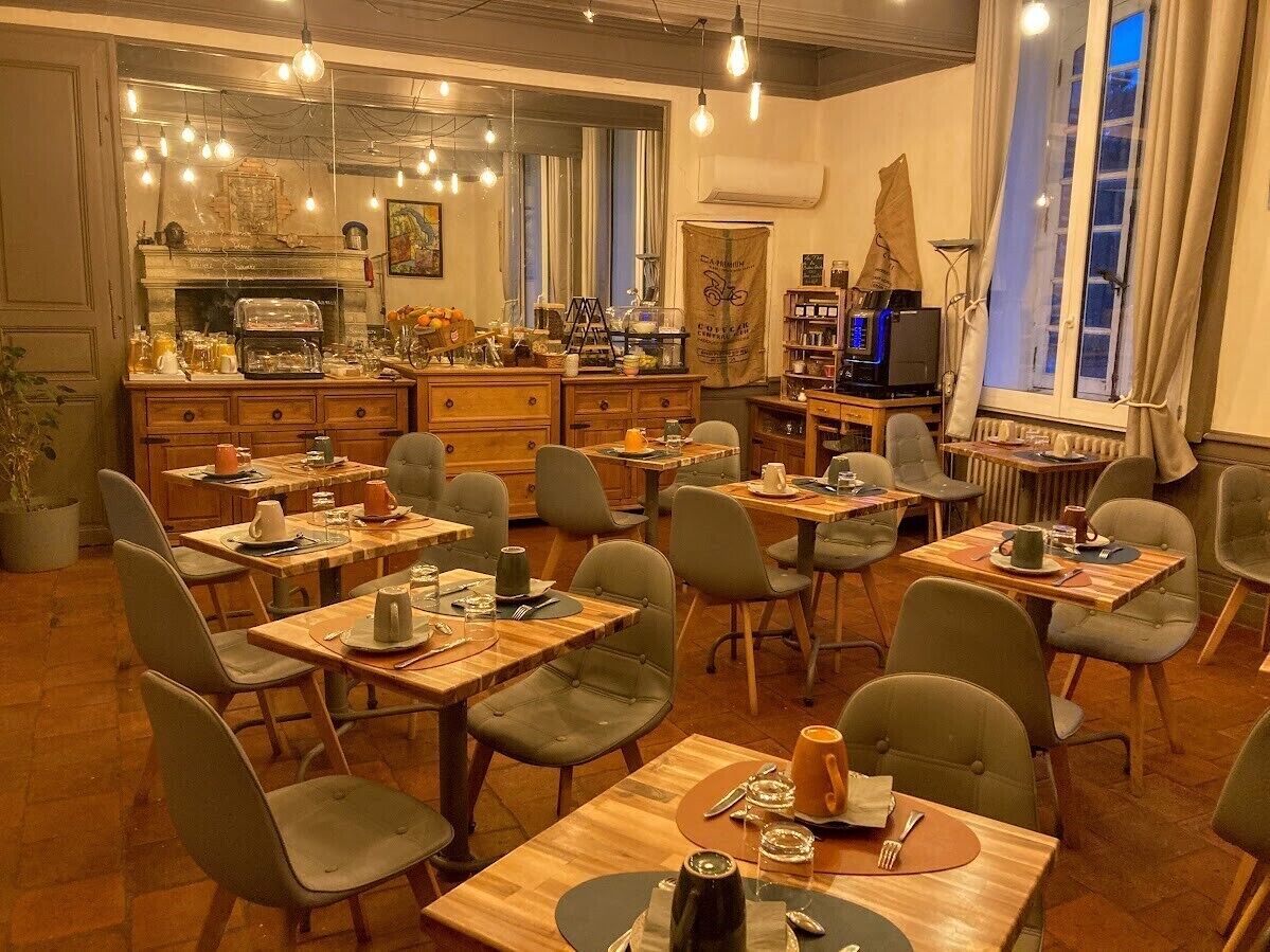 Breakfast and dinner served, French cuisine