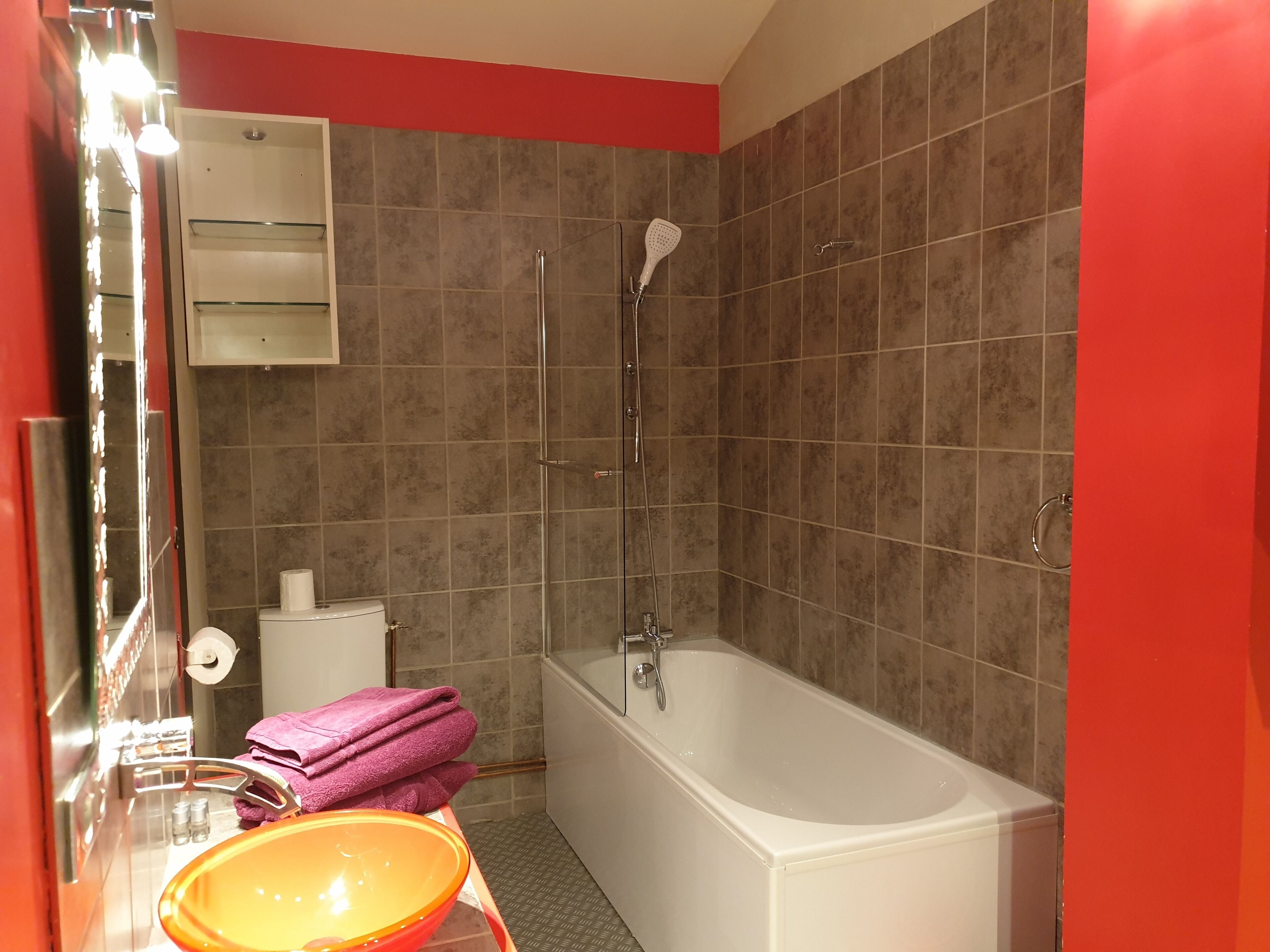 classic double room | bathroom | free toiletries, hair dryer, towels