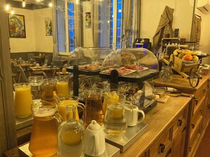 Petit déjeuner buffet (12 EUR par personne)