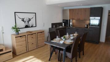 Apartment | Eigene Küche | Reinigungsartikel, Küchenrolle, Kücheninsel