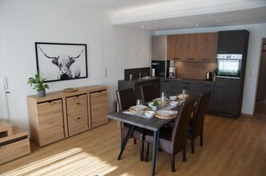 Apartment | Eigene Küche | Reinigungsartikel, Küchenrolle, Kücheninsel