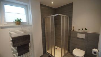 Apartment | Badezimmer | Dusche, Haartrockner, Handtücher