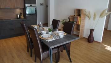 Apartment | Essbereich im Zimmer