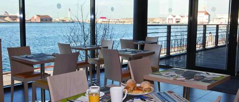 Tägliches Frühstücksbuffet (13.5 EUR pro Person)