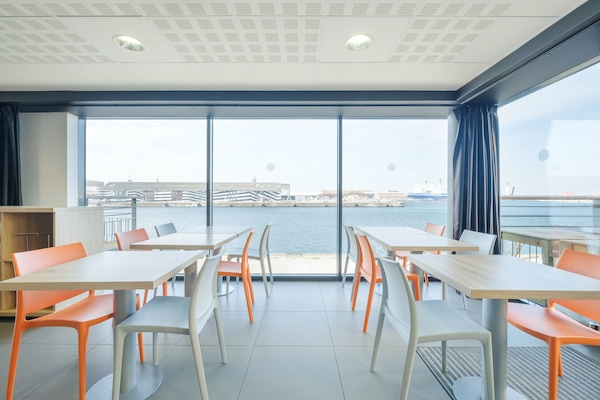 Se ofrece un desayuno bufé (13.5 EUR por persona)