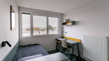 Estudio básico, 1 cama individual | 1 dormitorio, cortinas opacas, sistema de insonorización