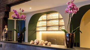 Der serveres morgenmad, frokost og aftensmad med udsigt til haven