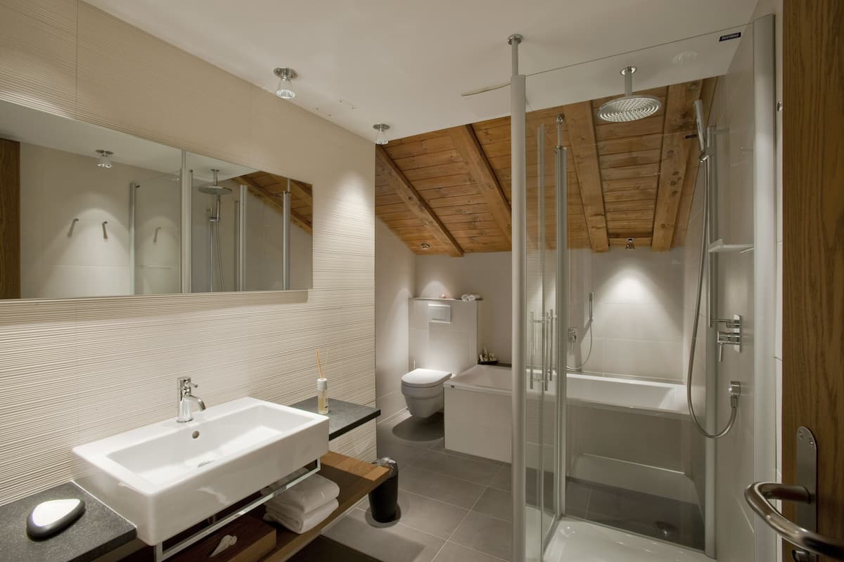 superior triple room | bathroom | free toiletries, hair dryer, bathrobes, slippers
