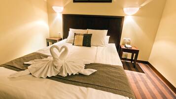 Habitación doble estándar, vista al río | Minibar, caja de seguridad en la habitación y escritorio