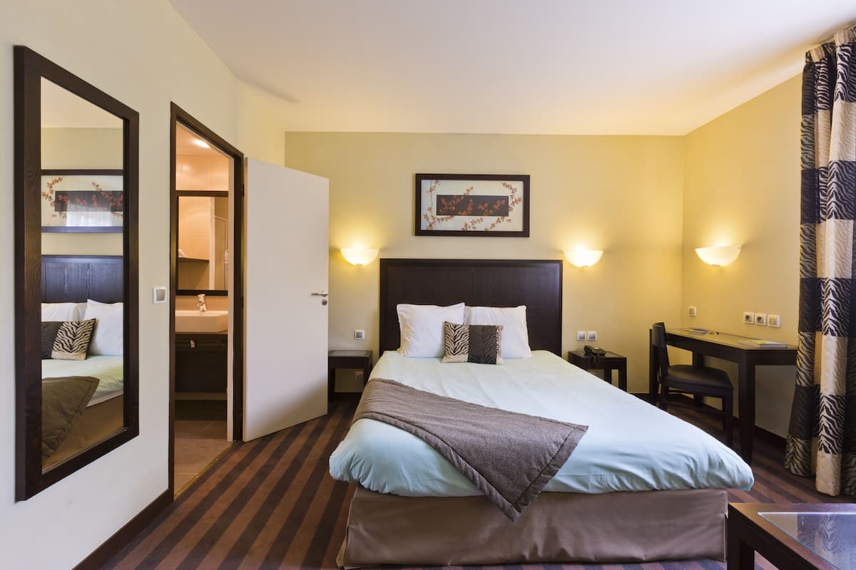 standard double room, courtyard area | minibar, in-room safe, desk, soundproofing