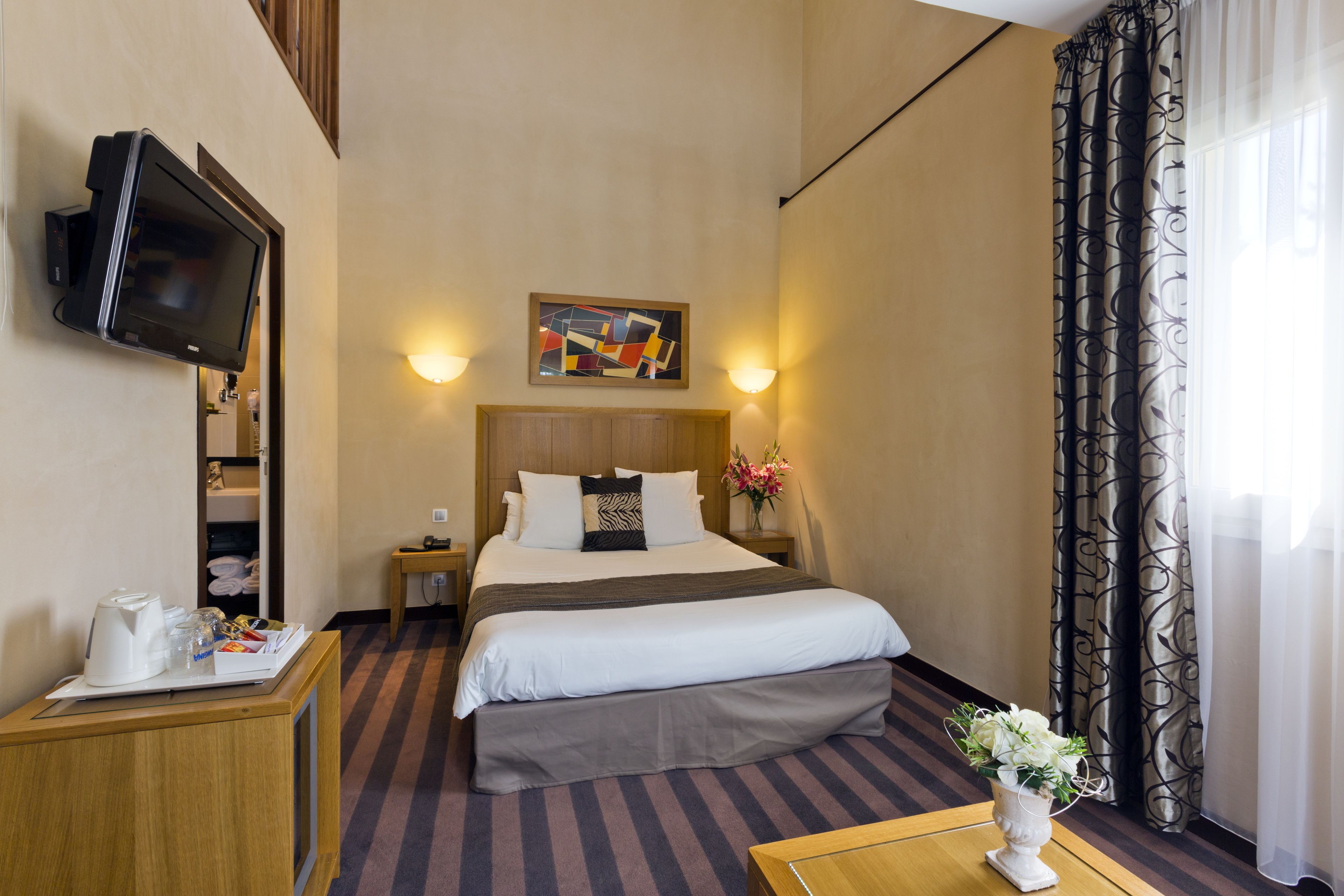 standard double room, courtyard area | minibar, in-room safe, desk, soundproofing