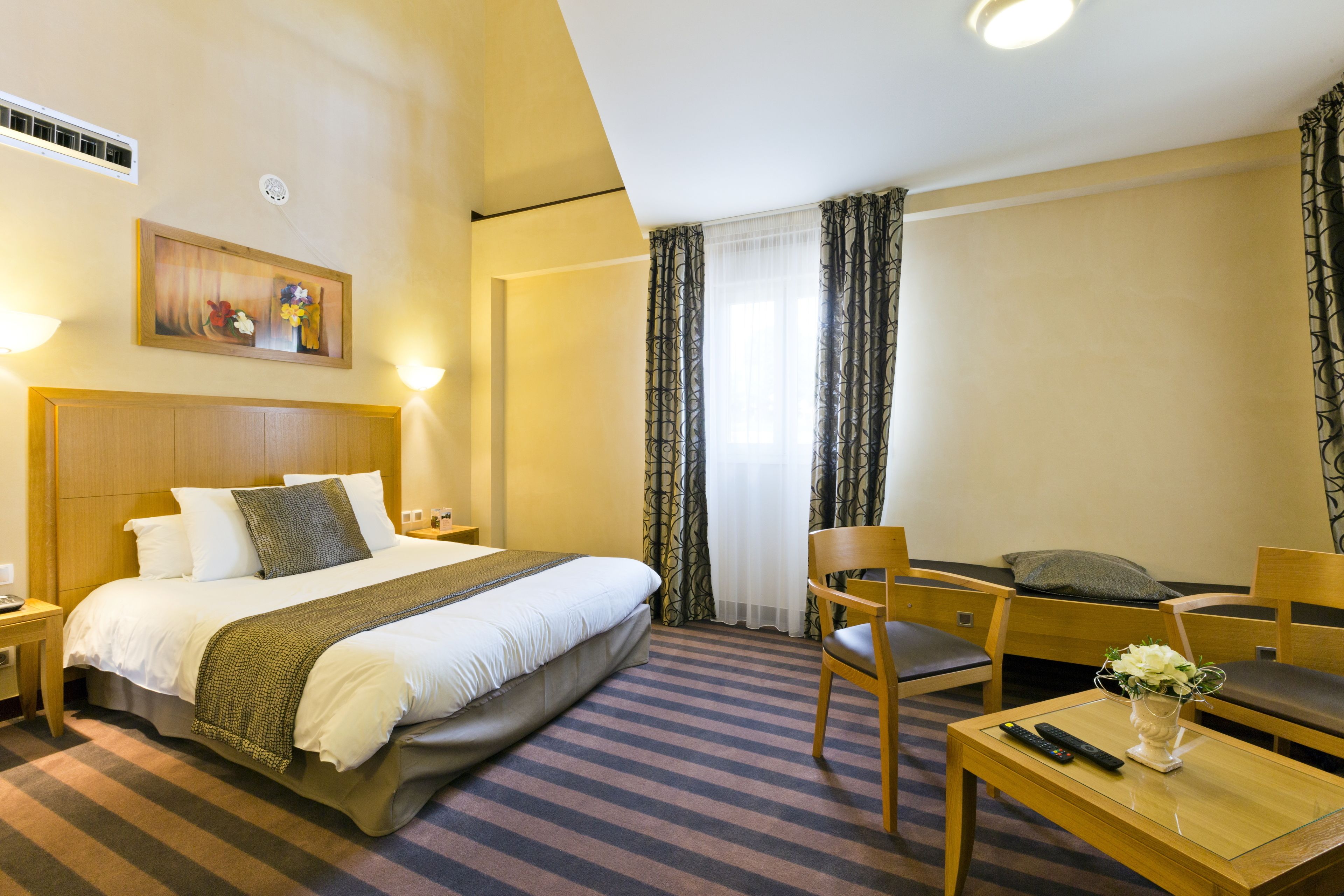 standard double room, courtyard area | minibar, in-room safe, desk, soundproofing