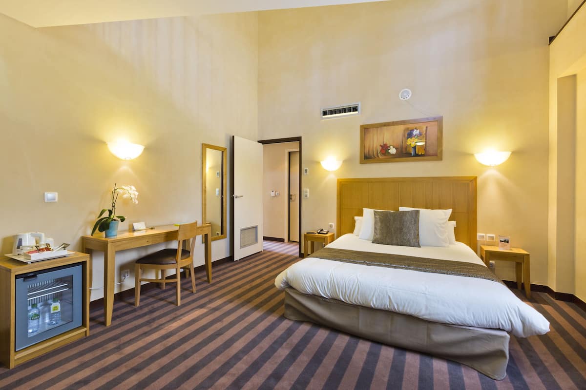 standard double room, courtyard area | minibar, in-room safe, desk, soundproofing