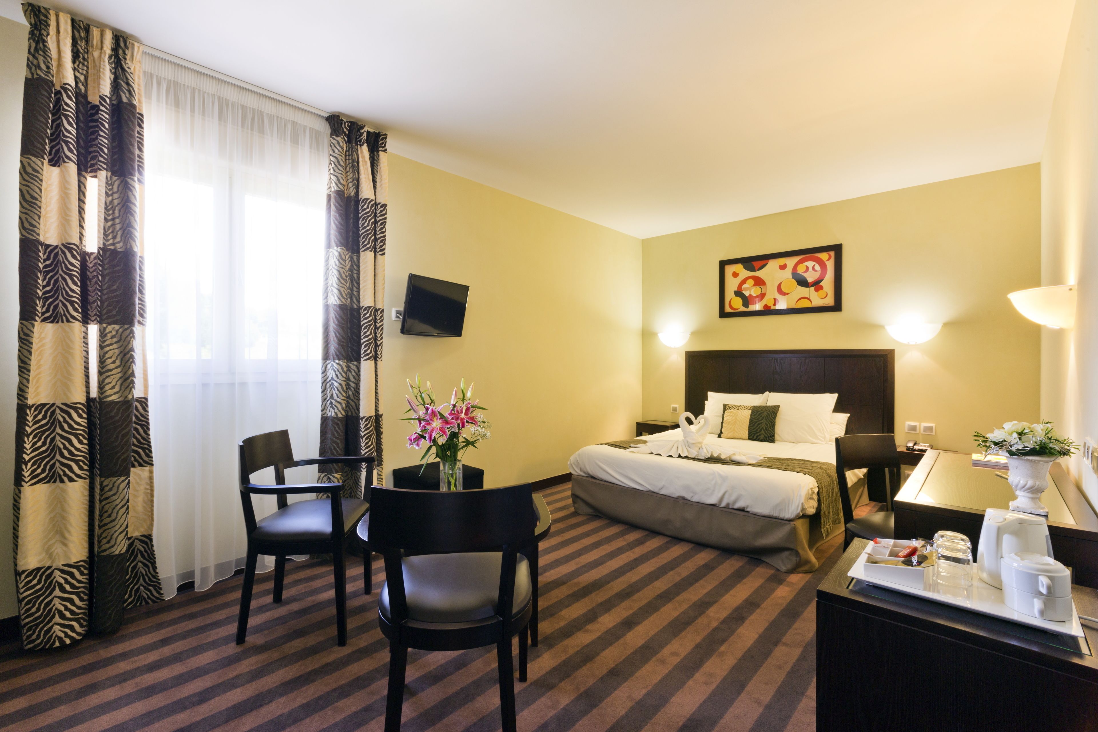 standard double room, river view | minibar, in-room safe, desk, soundproofing