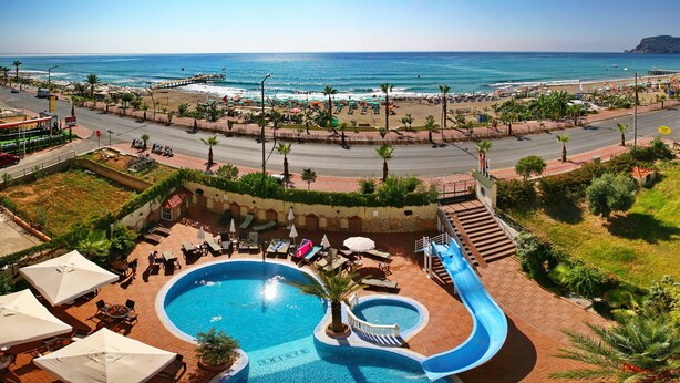 A resort with a swimming pool, beach access, and a view of the ocean. - Hotel Bella Bravo (Alanya)