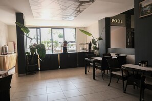 Melayani sarapan, makan siang, dan makan malam