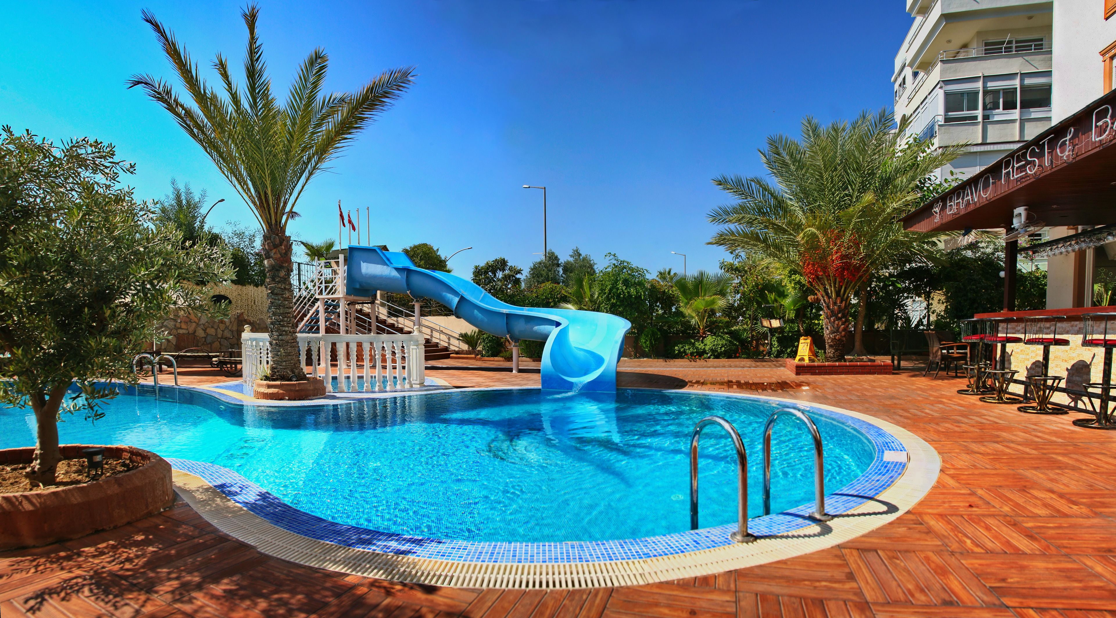 Außenpool, Sonnenschirme, Liegestühle