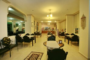 S'hi serveixen esmorzars, dinars i sopars