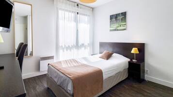 Estudio estándar, 1 cama individual grande | Muebles diferentes, escritorio, cortinas blackout y insonorización