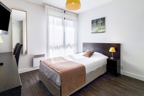 Studio Tiêu chuẩn, 1 giường đơn lớn | Trang bị nội thất với thiết kế riêng biệt, bàn, màn/rèm cản sáng 