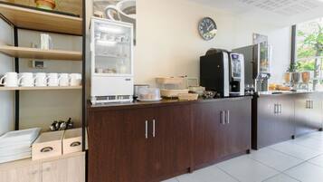 Se ofrece un desayuno continental todos los días (11.5 EUR por persona)