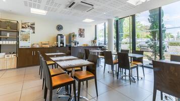 Dagelijks continentaal ontbijt (EUR 11.5 per persoon)