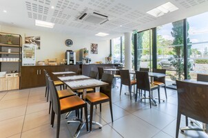 Desayuno continental diario (EUR 11.5 por persona)