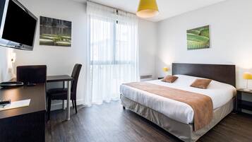 Standaard studio, 1 queensize bed | Individueel gemeubileerd, een bureau, verduisterende gordijnen