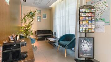 Coin salon dans le hall