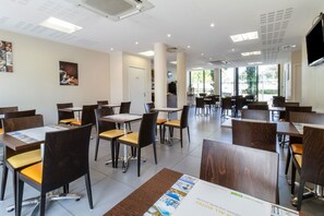 Daily continental breakfast for a fee - All Suites Appart Hôtel | Pau - Zénith (Pau)